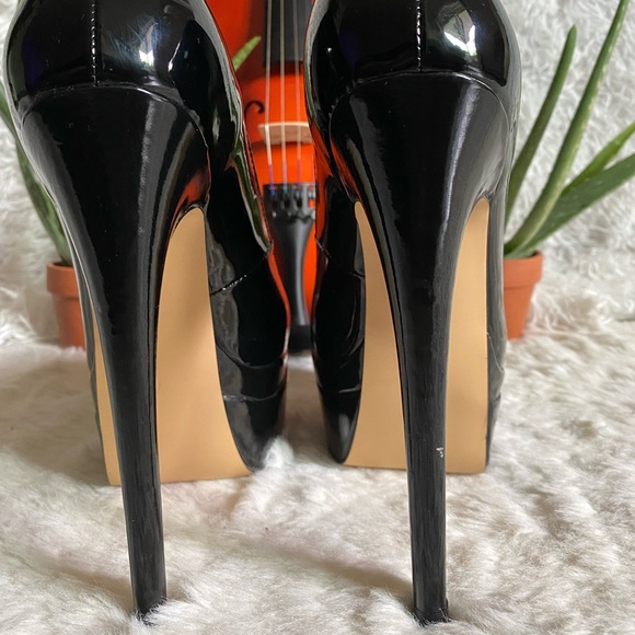BLACK HIGH HEELED PUMP | 6+ Inches - Picture 5 of 9